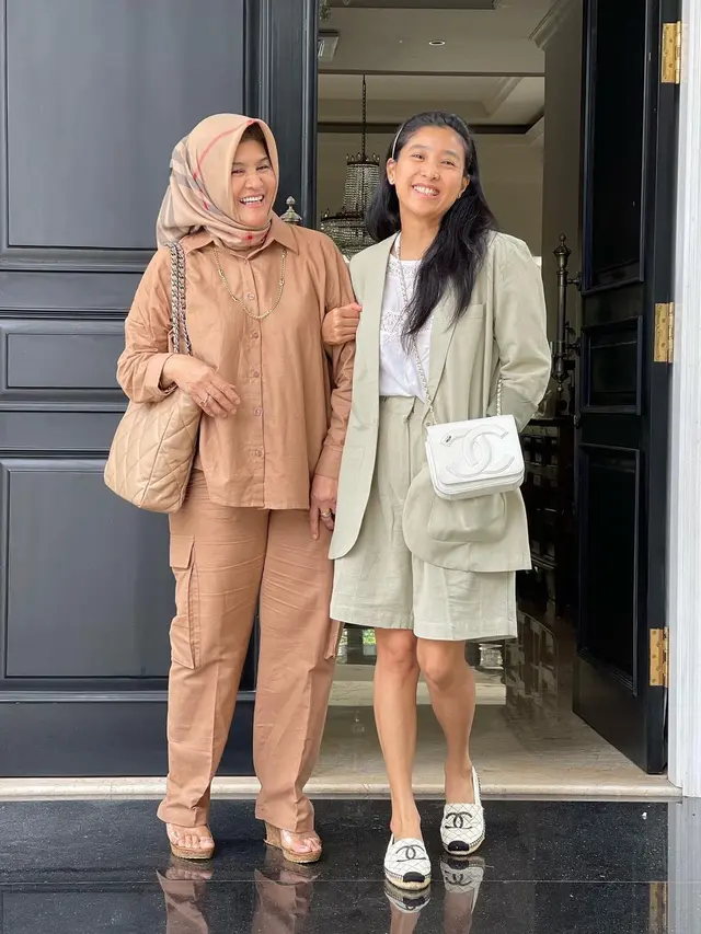 Potret Olivia Zalianty bersama ibunda tercinta (Instagram/oliviazallianty)