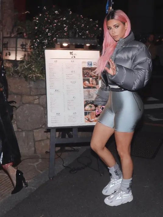 Berlibur ke Jepang, Kim Kardashian pun tak segan untuk memamerkan gaya rambut terbarunya itu. (instagram/kimkardashian)