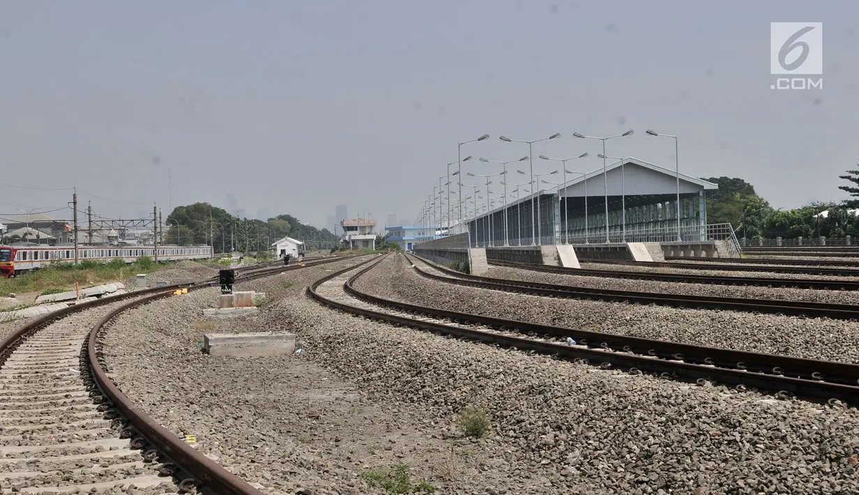 Kereta Rel Listrik (KRL) melintas di area pembangunan Depo kereta Cipinang, di Jakarta, Kamis (10/5). Kementerian Perhubungan menargetkan Depo kereta Cipinang dapat beroperasi pada Oktober 2018 mendatang. (Merdeka.com/Iqbal S. Nugroho)