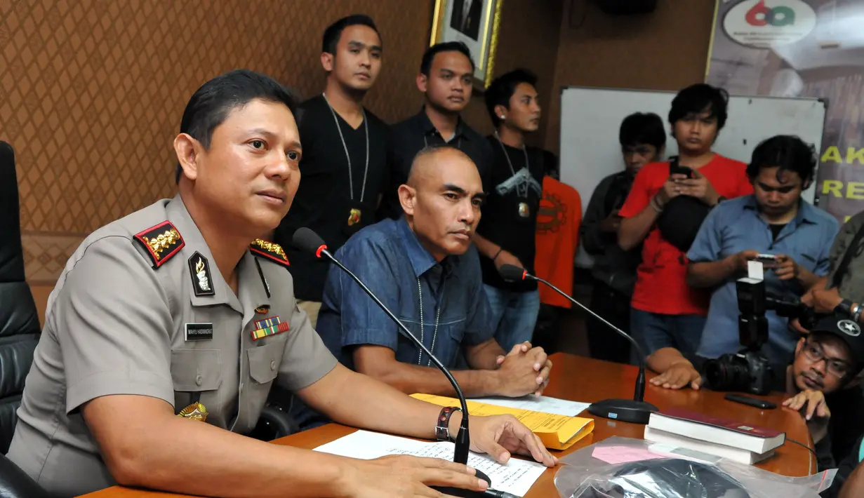 Kapolres Jakarta Selatan Kombes Pol Wahyu Adiningrat (kiri) memberikan keterangan pers terkait keberhasilan polisi membongkar prostitusi online yang dilakukan seorang artis berinisial AA di Mapolres Jaksel, Sabtu (9/5/2015). (Liputan6.com/Panji Diksana)