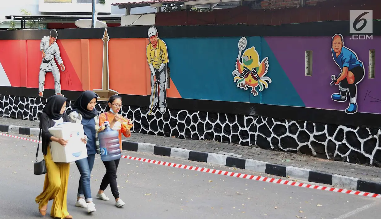 Mahasiswa melintas di depan mural bertema Asian Games 2018 di kawasan Universitas Negeri Jakarta, Kamis (16/8). Mural karya mahasiswa seni rupa tersebut dibuat dalam rangka menyambut Asian Games 2018. (Liputan6.com/Immanuel Antonius)