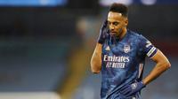 Striker Arsenal, Pierre-Emerick Aubameyang, tampak kecewa usai ditaklukkan Manchester City pada laga Liga Inggris di Stadion Etihad, Minggu (18/10/2020). City menang dengan skor 1-0. (Martin Rickett/Pool via AP)