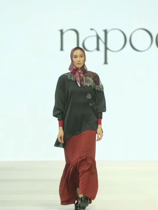 Kisah refleksi perjalanan naPocut dituangkan dalam 16 looks yang terdiri dari atasan, bawahan, gaun, dan hijab. [Fimela/Adrian Utama P]