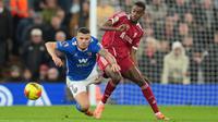 Granit Xhaka (kiri) dari Sunderland dan Alexander Isak dari Liverpool berebut bola dalam pertandingan Liga Inggris antara Liverpool dan Sunderland di Liverpool, Rabu, 3 Desember 2025. (AP Photo/Jon Super)