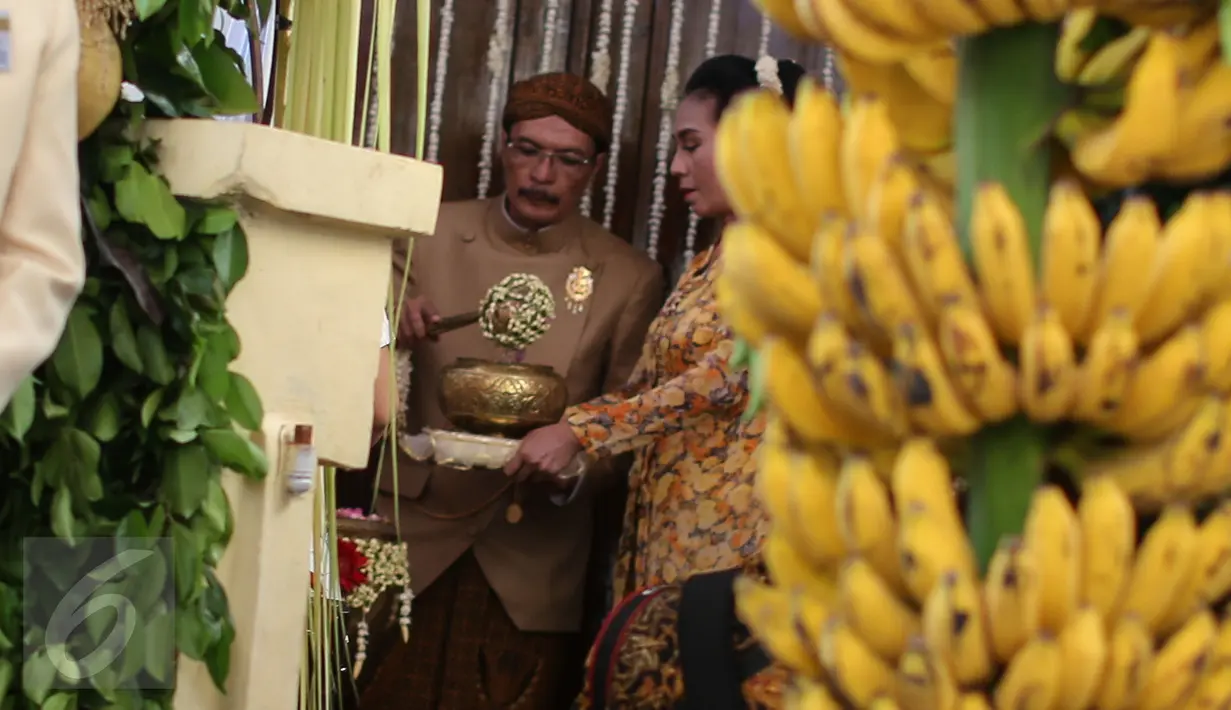 Keluarga Selvi Ananda bersiap melakukan siraman usai proses bleketepe di rumah kontrakan mempelai wanita di Banyuanyar, Sumber, Solo, Jateng, Rabu (10/6/2015). (Liputan6.com/Faizal Fanani)