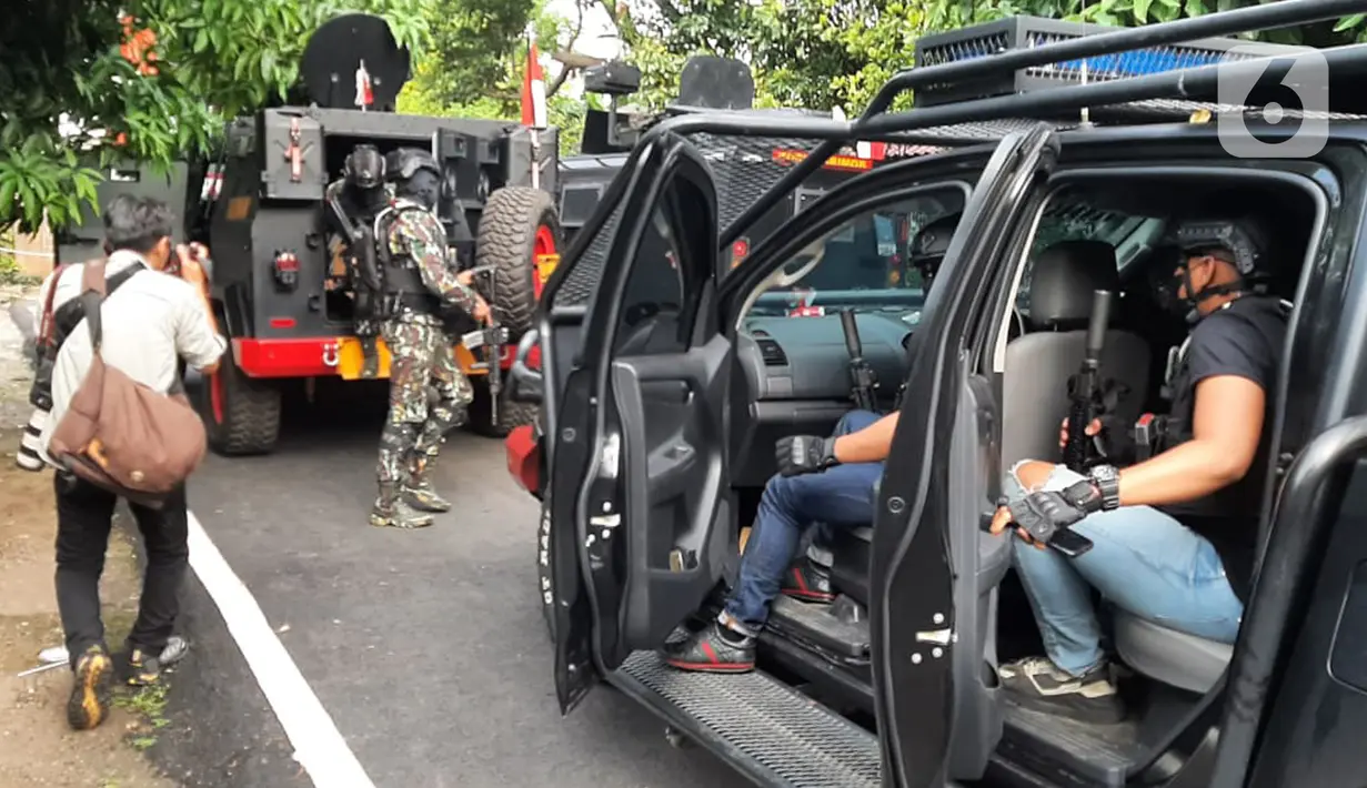 Sejumlah personel Brimob Polri tiba di kediaman Ferdy Sambo, Jalan Saguling III, Duren Tiga Barat, Pancoran, Jakarta Selatan, Selasa (9/8/2022). Personel Provos hadir sekitar pukul 15.16 WIB, tak lama setelahnya sekitar pukul 15.24 WIB sejumlah personel Korps Brimob Polri juga hadir. (Liputan6.com/Ady Anugrahadi)