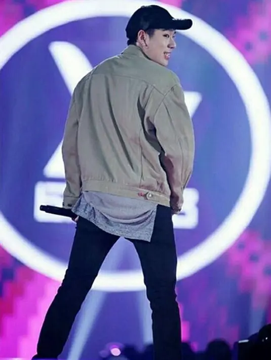 “Hal tersebut benar. Zico dan Seolhyun sudah berpisah. Dengan alasan yang tak tahu apa, yang pasti permasalahan pribadi,” ucap agensi Zico, Seven Seasons, melansir Allkpop. (Instagram/Woozico)