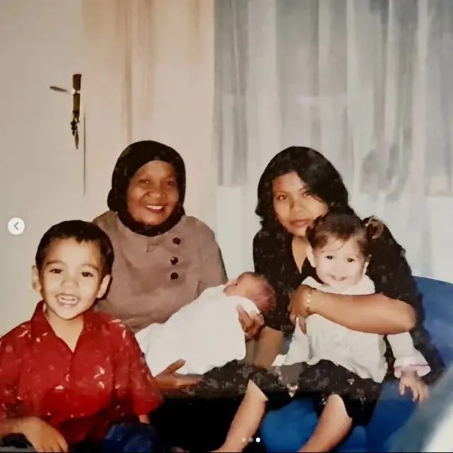 6 Potret Lawas Zoe dan Laura Jackson Bareng Kakak, Kompak Sedari Dulu