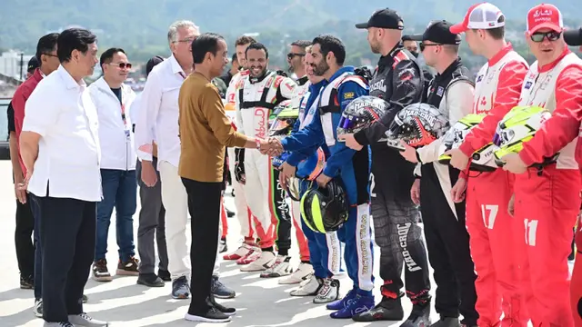 Presiden Jokowi Serahkan Langsung Trofi Juara F1 Powerboat 2023 di Danau Toba