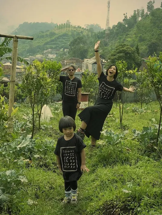 Berlibur bersama keluarga adalah hal yang sangat menyenangkan. Terlihat dari kebahagiaan keluarga Shareefa Danish yang kompak memakai kaus seragam dan outfit hitamnya. Lucu banget kan? (Instagram/shareefadaanish)