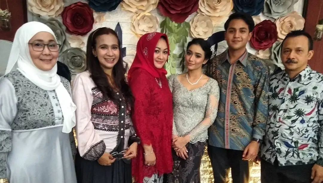 Rizky Alatas dan Adzana Bing Slamet resmi bertunangan [foto: instagram/iyutbing11]