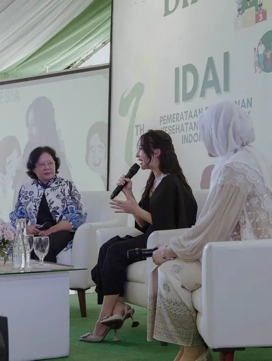 Dipadukan dengan midi ruffle skirt dan heels berwarna cokelat muda yang dukung tampilan bumilnya [@nikitawillyofficial94]