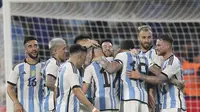 Pemain Argentina merayakan gol yang dicetak Lionel Messi dalam laga persahabatan internasional melawan Curacao di Estadio Único Madre de Ciudades, Rabu (29/3/2023) pagi WIB. Argentina menang telak 7-0 dalam laga ini. (AP Photo/Nicolas Aguilera)
