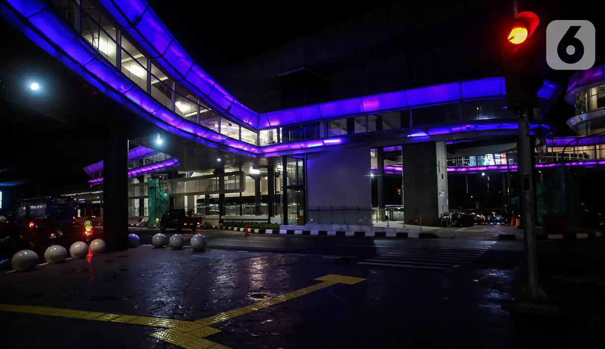 Kendaraan melintas dekat halte CSW yang berhiaskan lampu warna-warni di Kawasan Kebayoran Baru, Jakarta, Kamis (5/8/2021). Proyek pembangunan skybridge untuk integrasi Halte Transjakarta CSW dengan Stasiun MRT ASEAN itu mengusung konsep desain Cakra Selaras Wahana. (Liputan6.com/Johan Tallo)