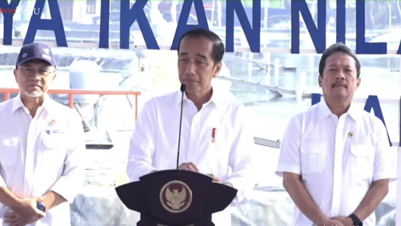Presiden Joko Widodo (Jokowi) saat meninjau tambak ikan budidaya di wilayah Karawang, Jawa Barat.