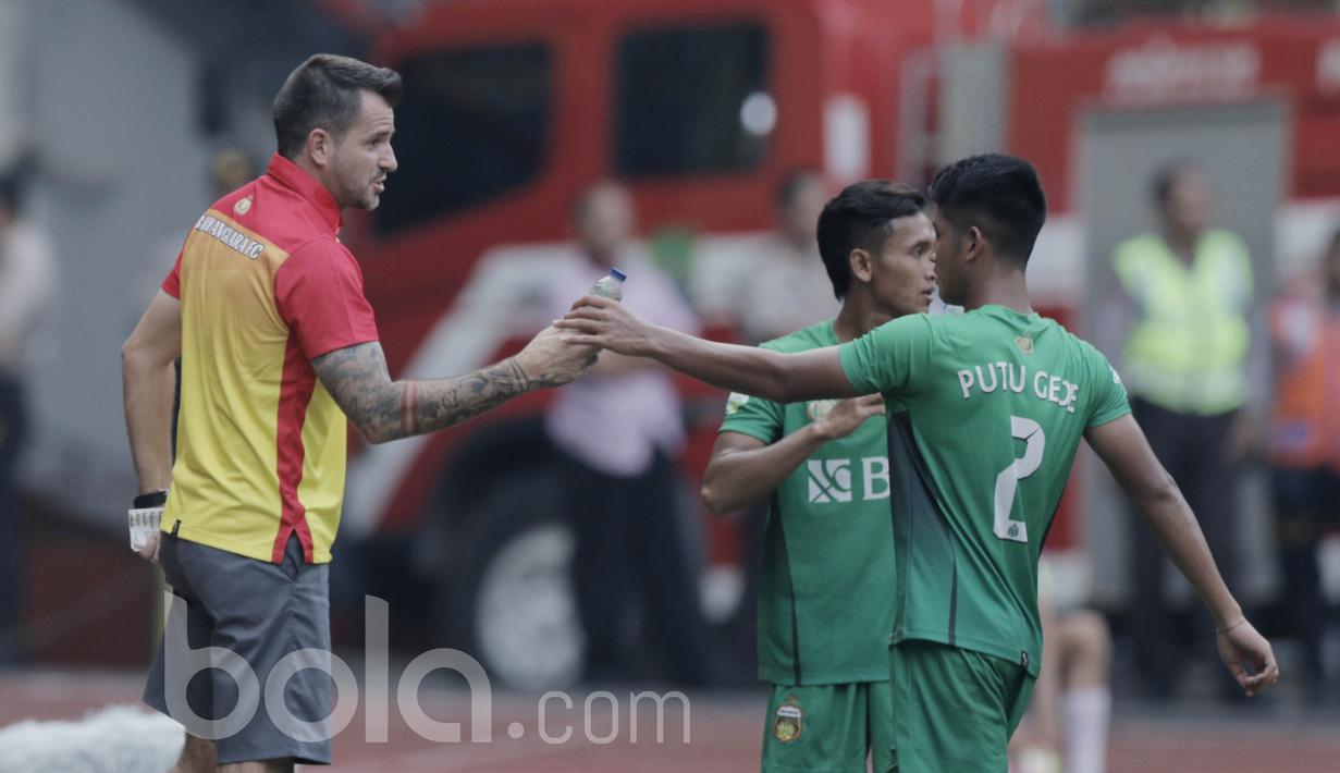 Ekspresi pelatih Bhayangkara FC, Simon McMenemy, saat memberikan arahan kepada anak asuhnya pada laga melawan Semen Padang di Stadion Patriot, Bekasi, Sabtu (20/05/2017). Bhayangkara FC menang 1-0. (Bola.com/M Iqbal Ichsan)