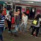 Sejumlah penumpang usai menaiki KRL Commuter Line di Jakarta, Sabtu (27/1). PT Kereta Commuter Indonesia, operator KRL Commuter Line menargetkan mengangkut 320,03 juta penumpang atau naik 9,5 persen. (Liputan6.com/Immanuel Antonius)