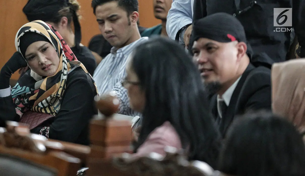 Terdakwa Ahmad Dhani menjalani sidang lanjutan atas kasus ujaran kebencian di PN Jakarta Selatan, Senin (28/1). Dalam sidang beragendakan vonis tersebut, hakim menuntut Ahmad Dhani dengan pidana penjara 1 tahun 6 bulan. (Liputan6.com/Faizal Fanani)