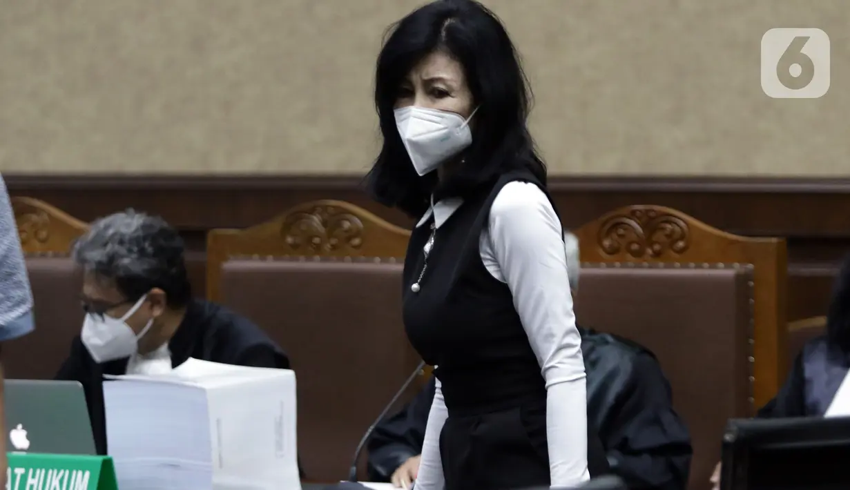 Terdakwa dugaan tindak pidana korupsi pengadaan tanah di Munjul, Jakarta Timur, Anja Runtuwene bersiap mengikuti sidang pembacaan tuntutan di Pengadilan Tipikor Jakarta, Kamis (10/2/2022). Anja Runtuwene dituntut pidana penjara selama 5,5 tahun dan denda 500 juta. (Liputan6.com/Helmi Fithriansyah)