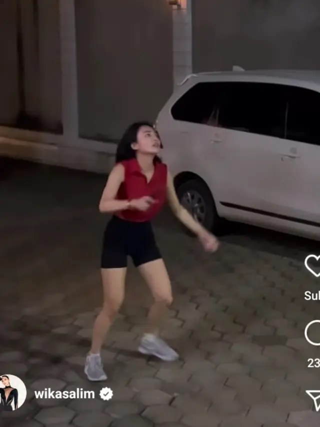 Wika Salim asyik main badminton (Foto: instagram wikasalim)