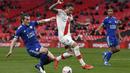 Bek Leicester City, Caglar Soyuncu, berusaha menghadang pemain Southampton, Danny Ings, pada laga Piala FA di Stadion Wembley, Senin (19/4/2021). Leicester City menang dengan skor 1-0. (Neil Hall/Pool via AP)