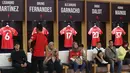 Beberapa fans menikmati suasana replika ruang ganti pemain Stadion Old Trafford dalam acara peluncuran kartu kredit Maybank bersama Ryan Giggs yang berkolaborasi dengan Manchester United di Jakarta Convention Center (JCC), Senayan, Jakarta, Sabtu (18/5/2024). (Bola.com/M Iqbal Ichsan)