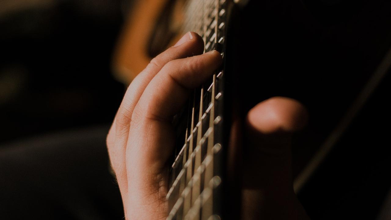 Cara Main Gitar Pemula: Panduan Lengkap untuk Menguasai Alat Musik Petik