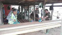 Anggota TNI-Polri bersama-sama membantu memperbaiki rumah korban angin puting beliung di Maros, Sulsel. (Liputan6.com/Eka Hakim))