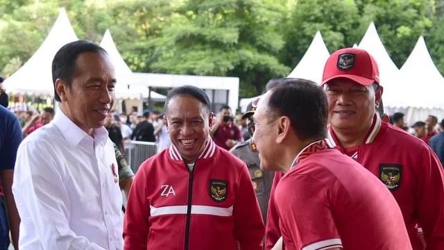 Presiden Jokowi bersama Ketua PSSI, Mochamad Iriawan sedang menonton Timnas Indonesia di Piala AFF 2022.