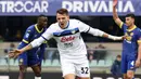 Pemain Atalanta, Mateo Retegui melakukan selebrasi setelah mencetak gol ke gawang Hellas Verona dalam laga lanjutan Liga Italia 2024/2025 di Marcantonio Bentegodi Stadium, Verona, Italia, Sabtu (09/02/2025). (AP Photo/LaPresse/Paola Garbuio)