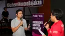 <p>Jurnalis Bola.com, Ade Yusuf Satria saat memberikan prediksi pertandingan pada acara Roaring Night antara Manchester United melawan West Ham yang berlangsung di Fomo Bar, Melawai, Jakarta, Minggu (04/02/2024) malam WIB. (Bola.com/Bagaskara Lazuardi)</p>