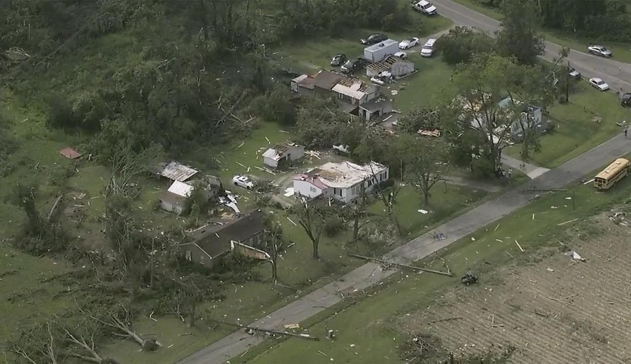 Rumah-rumah rusak setelah cuaca buruk melewati kawasan itu di Rocky Mount, N.C. pada Rabu, 19 Juli 2023. (WTVD via AP)