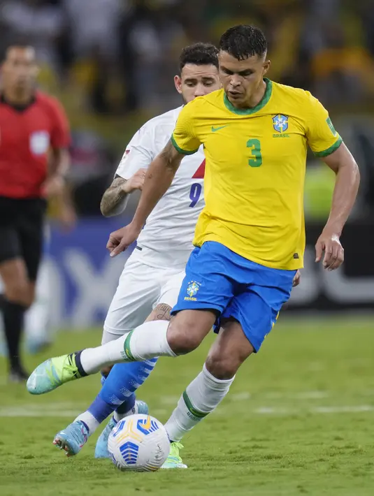 Bek Brasil, Thiago Silva membawa bola dari kawalan pemain Paraguya, Antonio Sanabria pada laga Kualifikasi Piala Dunia 2022 zona CONMEBOL di stadion Mineirao di Belo Horizonte, Brasil, Rabu (2/2/2022). Brasil menang atas Paraguay 4-0. (AP Photo/Andre Penner)