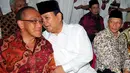 Ketum Partai Gerindra, Prabowo Subianto berbincang dengan Ketum DPP Golkar Munas Bali, Aburizal Bakrie (kiri) disela acara pelantikan pengurus pusat Partai Gerindra di kantor DPP Partai Gerindra, Jakarta, Rabu (8/4/2015). (Liputan6.com/Yoppy Renato)