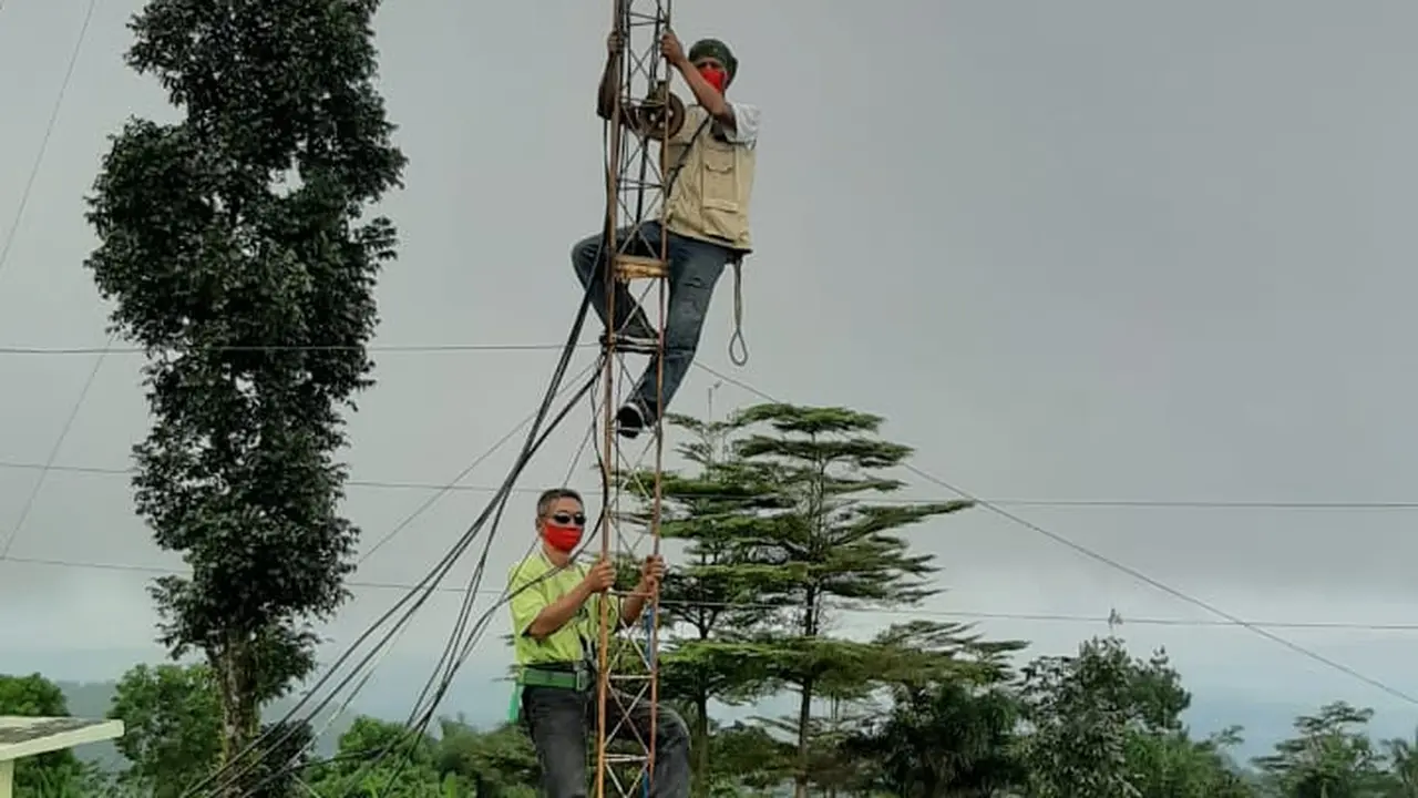 Teknisi ORARI Banyumas men-setup perangkat yang diperlukan agar siswa MTs Pakis bisa belajar jarak jauh menggunakan handy talky atau HT. (Foto: Liputan6.com/ORARI Banyumas)