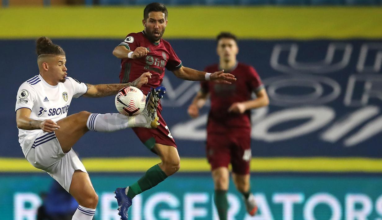 Gelandang Wolverhampton Wanderers, Joao Moutinho, berebut bola dengan gelandang Leeds United, Kalvin Phillips, pada laga Liga Inggris di Elland Road, Selasa (20/10/2020) dini hari WIB. Wolves menang 1-0 atas Leeds United. (AFP/Martin Rickett/pool)