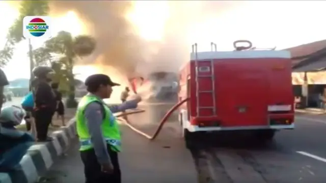 Sebuah video amatir merekam kebakaran bus di Jalur Pantura. Tidak ada korban jiwa dalam peristiwa tersebut.