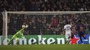 Penjaga gawang Barcelona, Ter Stegen (kiri) berhasil menghalau bola tendangan pemain MU dalam pertandingan leg pertama play-off babak gugur Liga Europa 2022/2023 yang berlangsung di Camp Nou, Jumat (17/2/2023). (AP Photo/Joan Mateu Parra)