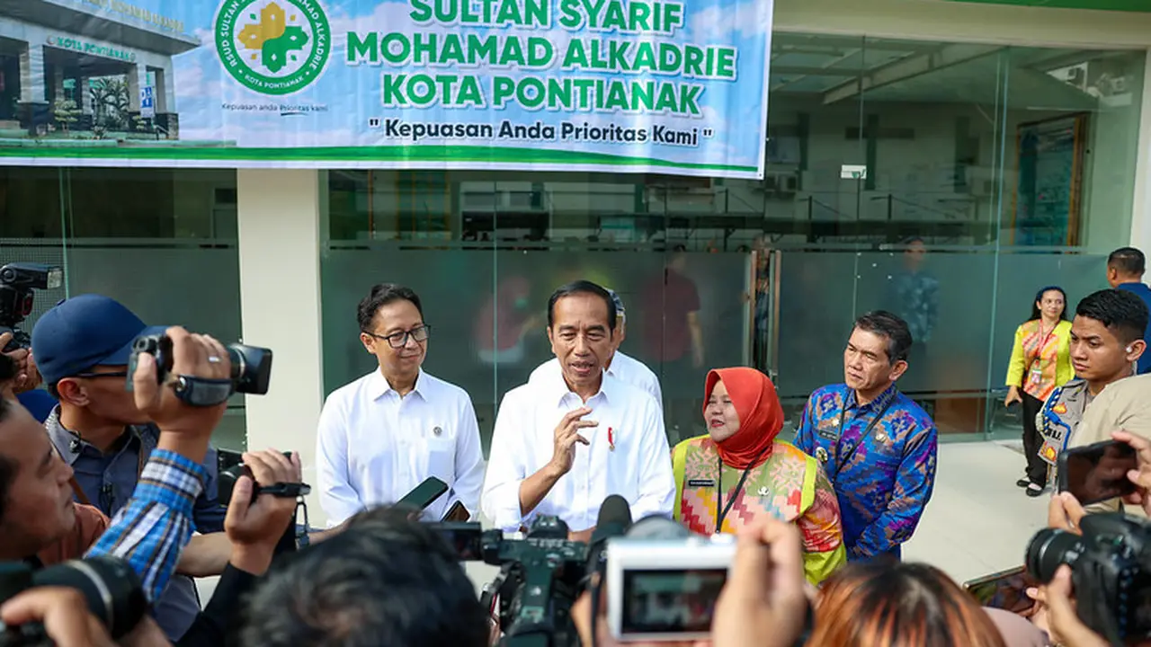 Presiden Jokowi bersama Menkes Budi Gunadi Sadikin melakukan peninjauan ke RSUD Sultan Syarif Mohamad Alkadrie, Kota Pontianak, Kalimantan Barat pada Kamis, 21 Maret 2024. (Foto: Sehat Negeriku)