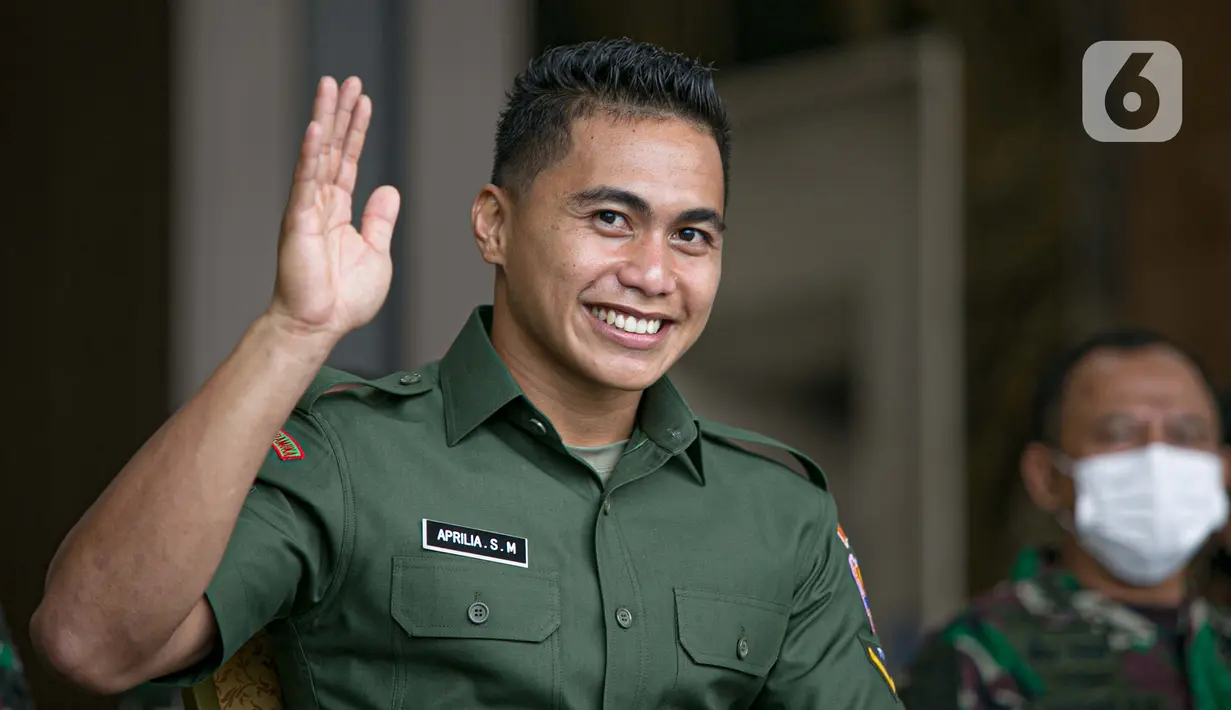 Ekspresi Aprilia Manganang setelah namanya berubah menjadi Aprilio Perkasa Manganang di Mabes AD, Jakarta, Jumat (19/3/2021). PN Tondano resmi mengabulkan permohonan pengubahan nama Aprilia Manganang menjadi Aprilio Perkasa Manganang. (Liputan6.com/Faizal Fanani)
