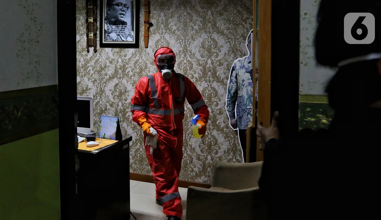 Petugas melakukan proses sterilisasi ruangan di kantor Badan Pengawas Pemilihan Umum (Bawaslu), Jakarta,  Kamis (19/3/2020). Proses sterilisasi menggunakan cairan disinfektan tersebut sebagai salah satu langkah untuk mengantisipasi penyebaran virus Corona COVID-19. (Liputan6.com/Johan Tallo)