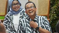 Anies Baswedan dan Fery Farhati tampil kompak dalam baju couple alias baju sarimbit rancangan desainer Dian Pelangi. (dok. Instagram @fery.farhati/https://www.instagram.com/p/C3fE5TYR0dG/?g=5&img_index=1/Dinny Mutiah)