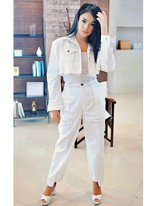 Melihat gaya yang satu ini, setuju kan kalau Caca disebut kekinian banget? Caca memakai outfit yang serba putih. Mulai dari celana, jaket dan tanktop, serta heelsnya. Gaya rambut dan makeupnya juga memesona. (Instagram/marshanda99)