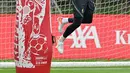 Penjaga gawang Liverpool, Alisson Becker menepis bola saat sesi latihan di pusat pelatihan Axa di Kirkby, Liverpool, Inggris (14/9/2021). Liverpool akan bertanding melawan wakil Italia, AC Milan pada Grup B Liga Champions di Anfield. (AFP/Paul Ellis)