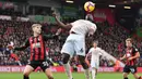 Gelandang Manchester United, Paul Pogba, mengontrol bola saat melawan Bournemouth pada laga Premier League di Stadion Vitality, Bournemouth, Sabtu (3/11). Bournemouth kalah 1-2 dari MU. (AFP/Ben Stansall)