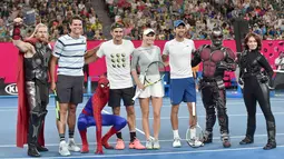 Petenis Kanada Milos Raonic, petenis Swiss Roger Federer, petenis Denmark Caroline Wozniacki dan petenis Serbia Novak Djokovic berpose dengan para superhero Marvel di Australia Terbuka, Melbourne (13/1). (AFP Photo/Paul Crock)