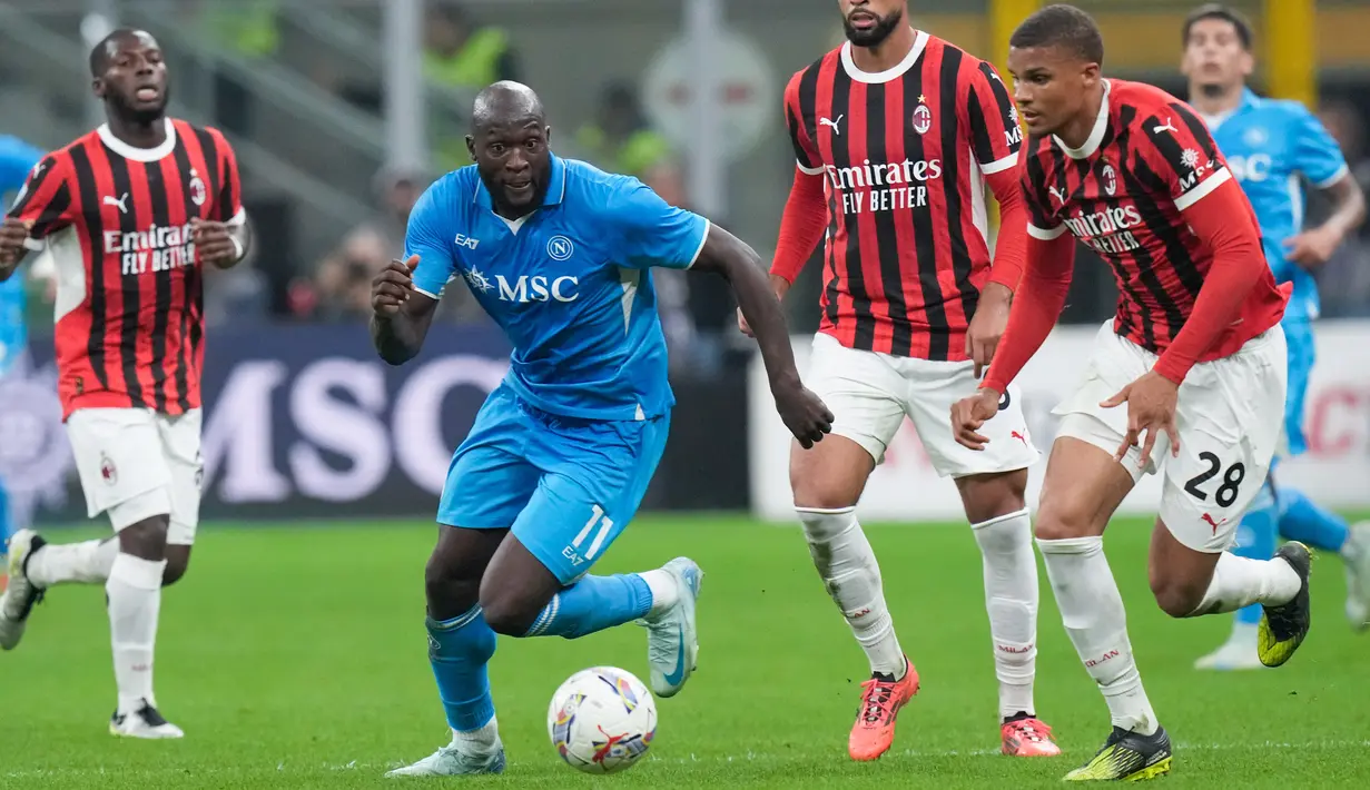 Pemain Napoli, Romelu Lukaku, melewati pemain AC Milan sebelum mencetak gol apik pada laga Liga Italia di Stadion San Siro, Rabu 30 Oktober 2024. (AP Photo/Luca Bruno)