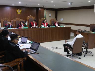 Terdakwa kasus korupsi proyek e-KTP Markus Nari menjalani sidang lanjutan di Pengadilan Tipikor, Jakarta, Senin (21/10/2019). Sidang tersebut beragendakan pemeriksaan terhadap terdakwa. (Liputan6.com/Herman Zakharia)