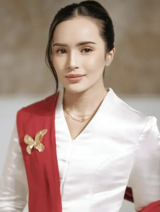 Penampilan Beby Tsabina begitu memukau, kali ini ia tampak begitu elegan saat kenakan kebaya bernuansa merah putih dalam perayaan HUT Kemerdekaan RI KE-79.