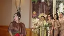 Febby Rastanty dapat kehormatan untuk jadi bridesmaid di pernikahan dua sahabatnya. Back to back jadi bridesmaid, Febby Rastanty tampil totalitas dengan gaya yang anggun [@febbyrastanty]